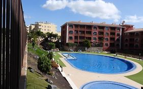 Luminoso Y Elegante, Piscinas Y Pistas De Padel
