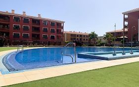 Luminoso Y Elegante, Piscinas Y Pistas De Padel
